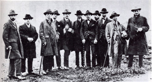 Passeio dadá a St. Julien le Pauvre, 1921 (da esquerda para a direita): Jean Crotti, um jornalista, André Breton, Jacques Rigaut, Paul Eluard, George Ribemont-Dessaignes, Benjamin Péret, Théodore Fraenkel, Louis Aragon, Tristan Tzara, Philippe Soupault.