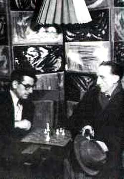 Man Ray e Marcel Duchamp jogando xadrez no ateliê de Man Ray 1960, Paris